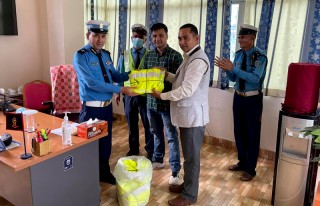 अरुणिमा साकोसले दियो ट्राफिक प्रहरीलाई ज्याकेट