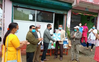 कागेश्वरी मनहराका दुई वडा कार्यालयलाई स्वास्थ्य सामग्री सहयोग 
