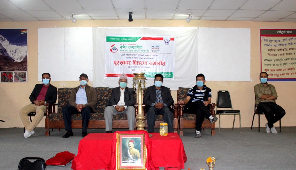 भानु जयन्तीमा बुडाेल सामुदायिकद्वारा निबन्ध तथा कविता प्रतियोगिता विजेतालाइ पुरस्कार वितरण 