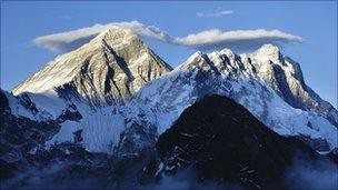 किन गुम्दैछ आज पहाडको गुरुत्वाकर्षण ?