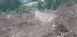 इलाममा एकै घरका चार सहीत बाढी पहिरोमा परेर १३ जनाको अकालमा मृत्यु