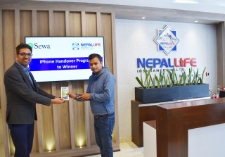 नेपाल लाइफको प्रीमियम भुक्तानी गर्दा दाहालले जीते आइफोन १२
