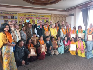 १६ स्रष्टा पुरस्कृत