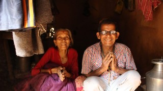वृद्धवृद्धा रुँदै छन्