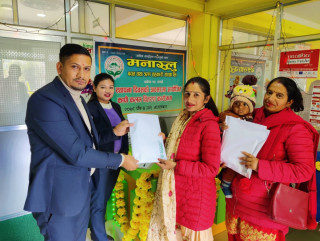 मनास्लु साकोसद्वारा बालबालिकालाई स्टेशनरी वितरण