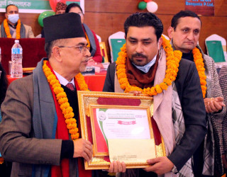 दाहालले प्राप्त गरे ‘राष्ट्रिय सहकारी बैंक पत्रकारिता पुरस्कार’