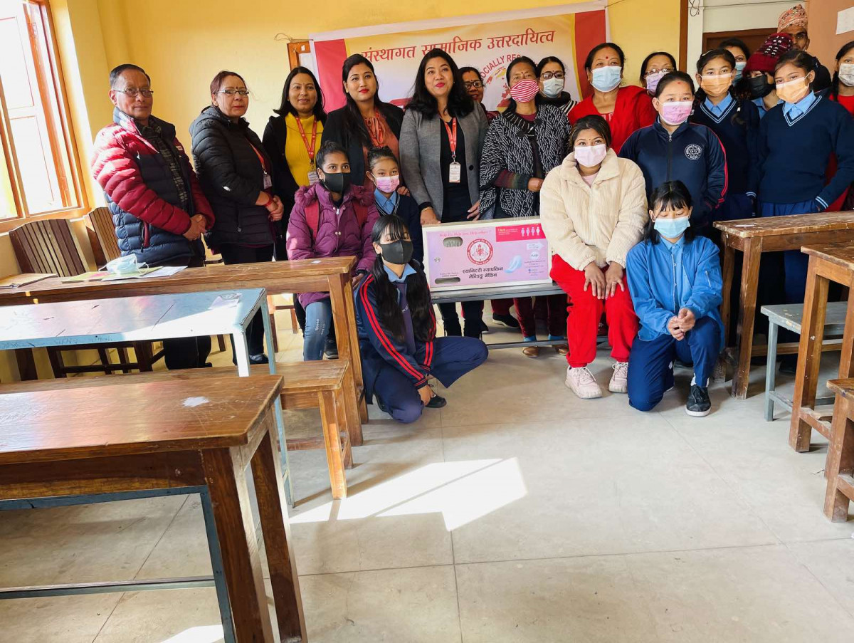 महालक्ष्मी विकास बैंकले विद्यालयलाई स्यानिटरी प्याड सहितको भेन्डिङ मेसिन प्रदान
