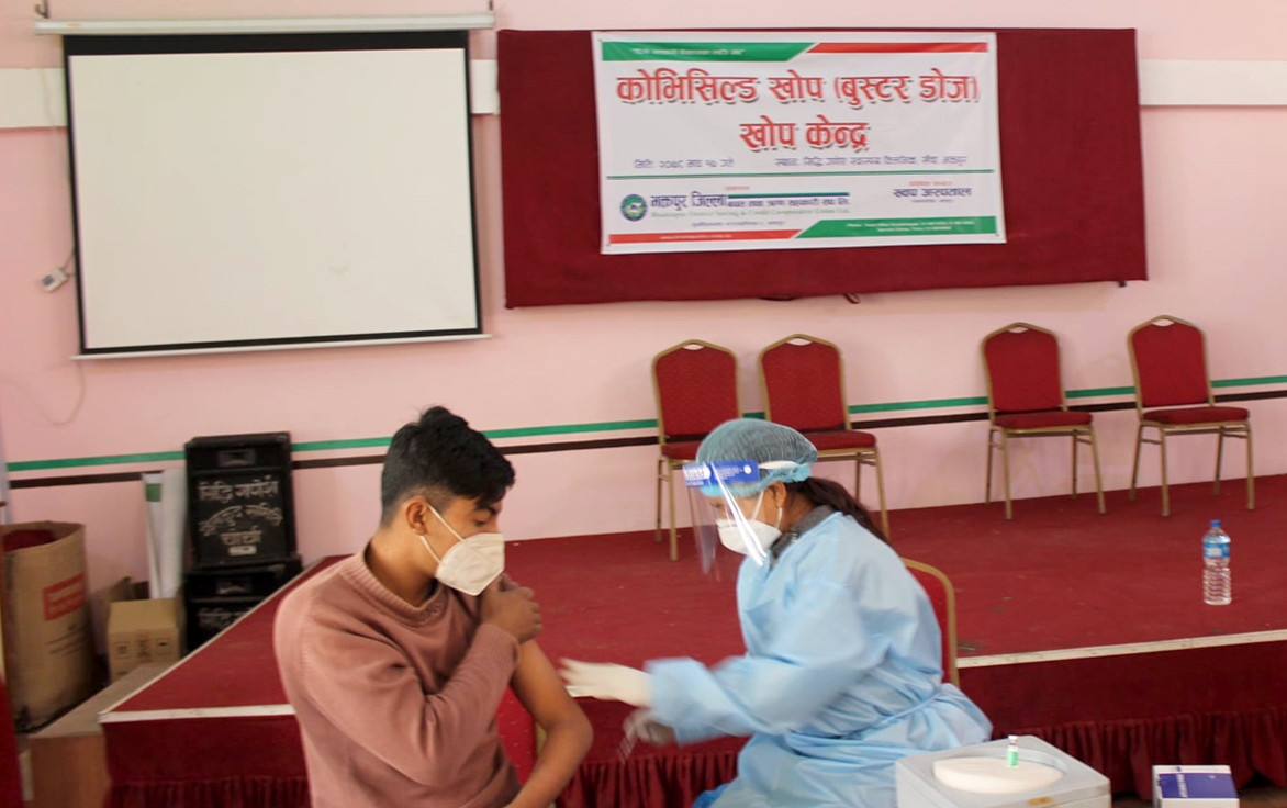 भक्तपुर बचत संघको पहलमा सहकारीकर्मीले लगाए बुस्टर डोज
