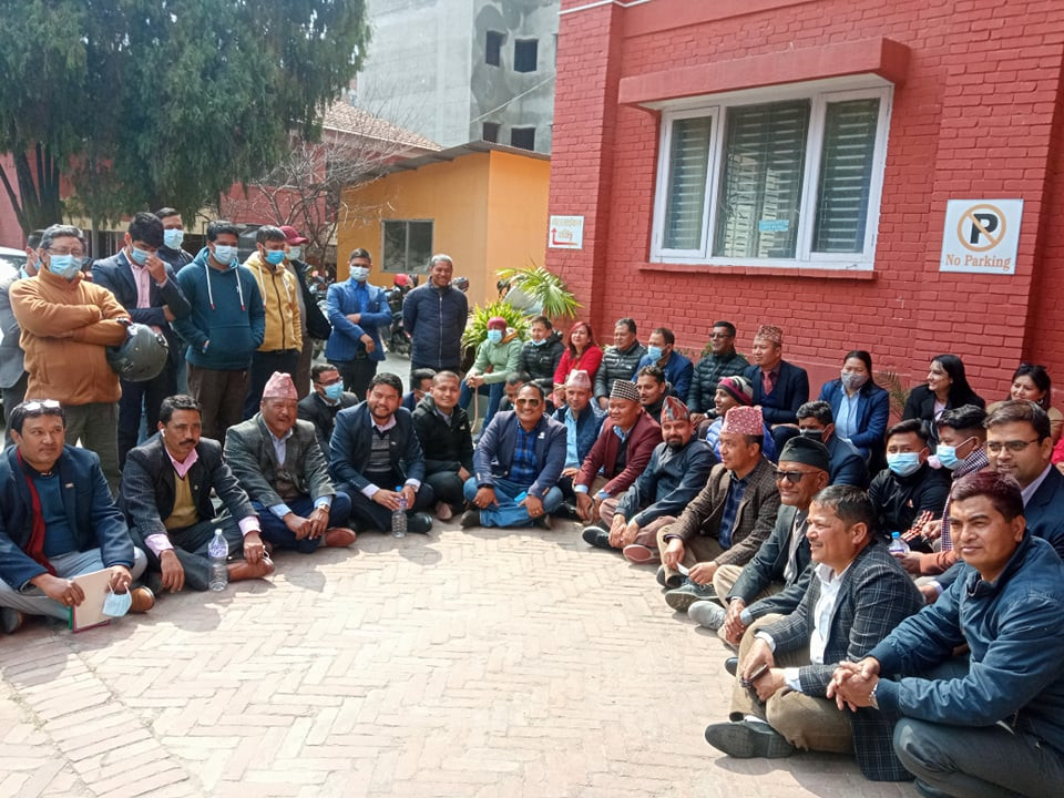 सहकारीकर्मी बसे विभागमा धर्ना, आज सन्दर्भ ब्याजदरको टुंगो नलागे महासंघले नै तोक्ने
