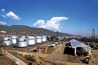 इन्धन महँगिएपछि आयल निगमले भन्यो “दुई दिन बिदा गरौं, छोटो दुरीमा हिँडौं”