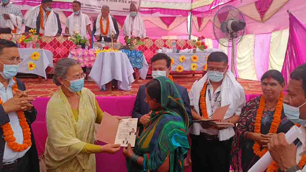 कपिलवस्तुको शुद्धोधन नगरपालिकाका ८२ घरपरिवारलाई लालपूर्जा वितरण