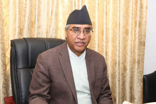 प्रधानमन्त्री देउवाद्वारा अर्थमन्त्री शर्माको बचाउ, असहयोग गरेकाले गभर्नरलाई हटाइएकाे जवाफ