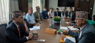  महासंघ प्रतिनिधिले भेटे अर्थमन्त्री शर्मालाई, आयकर घटाउन माग 