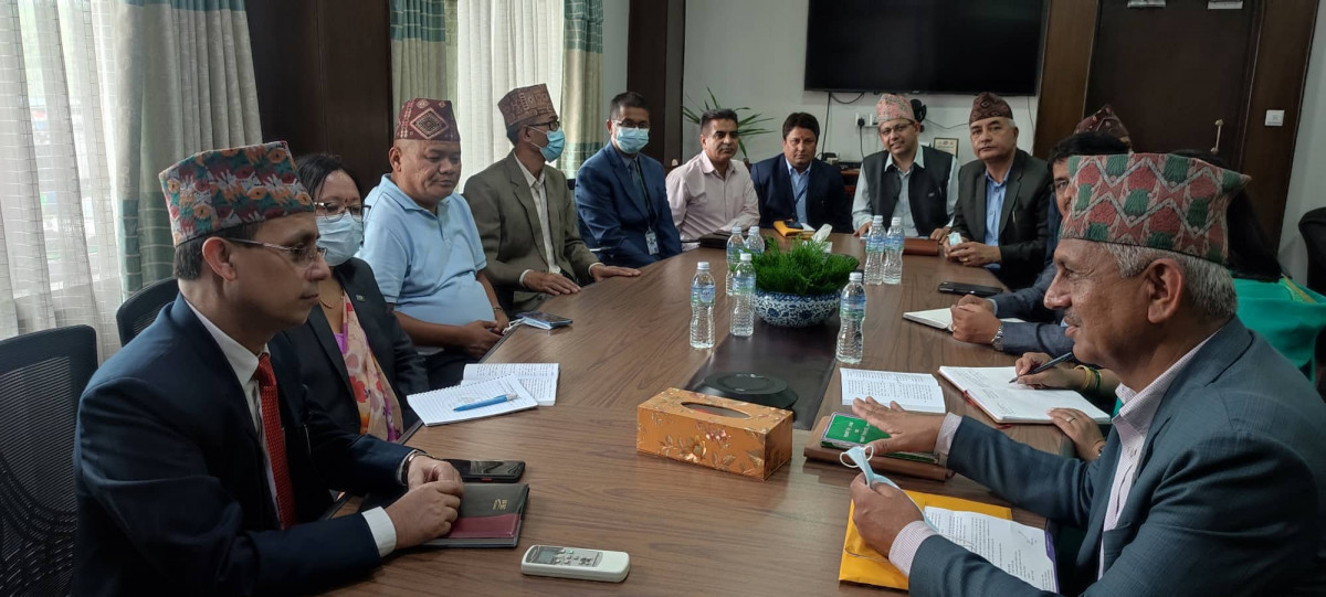 महासंघ प्रतिनिधिले भेटे अर्थमन्त्री शर्मालाई, आयकर घटाउन माग 
