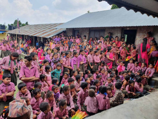 प्राइम लाइफ इन्स्योरेन्सले विधार्थीलाई व्याग वितरण 