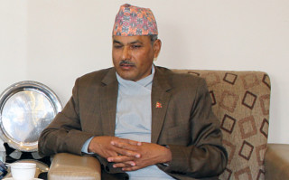 गभर्नर विवादः माओवादीले माग्यो राजीनामा, एमालेले भन्यो एम अधिकारी गभर्नर होइनन् 