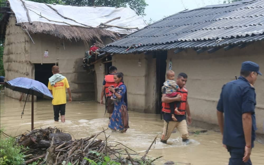 बर्दियामा बबई र बाँकेमा राप्ती नदीको बाढीले सयौं घरहरु डुबानमा परे