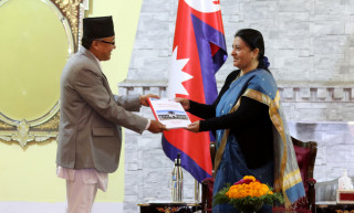 आयोगले राष्ट्रपतिलाई बुझायो निर्वाचन परिणाम प्रतिवेदन