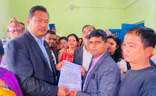 तुलसी बहुमुखीका सदस्यले बचत फिर्ता माग्दै मन्त्रीलाइ बुझाए ज्ञापन
