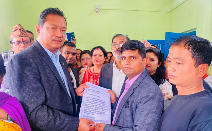 तुलसी बहुमुखीका सदस्यले बचत फिर्ता माग्दै मन्त्रीलाइ बुझाए ज्ञापन