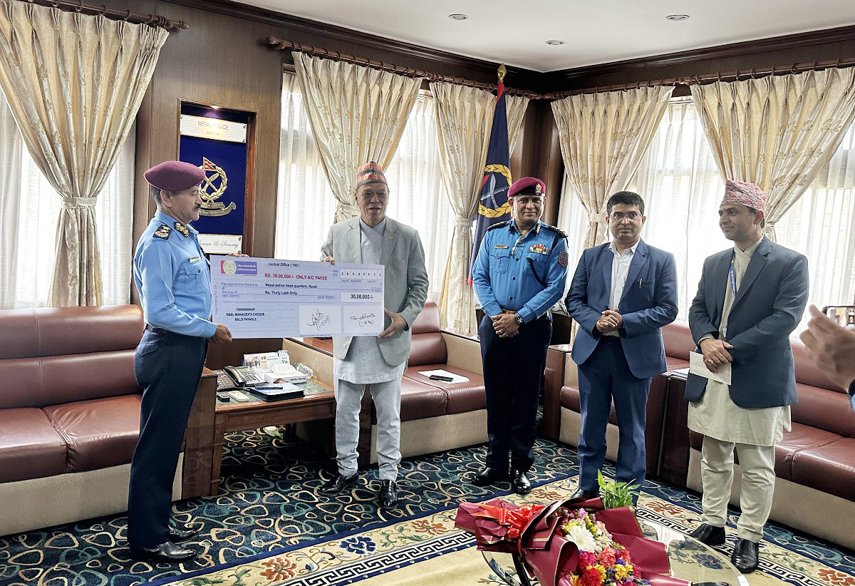 राष्ट्रिय वाणिज्य बैंकद्वारा नेपाल प्रहरीलाई ३० लाख रूपैया सहयोग