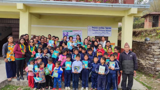 परोपकार  महिला साकोसद्धारा विद्यार्थीलाई स्टेशनरी वितरण