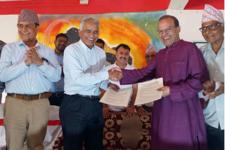 डा. मिनेन्द्र रिजालद्वारा बाल अस्पतालका लागि ५० लाख सहयाेग