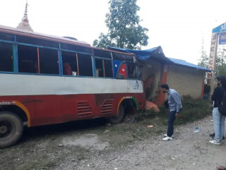 इलामको भालुझोडामा बस दुर्घटना हुँदा २६ जना घाइते