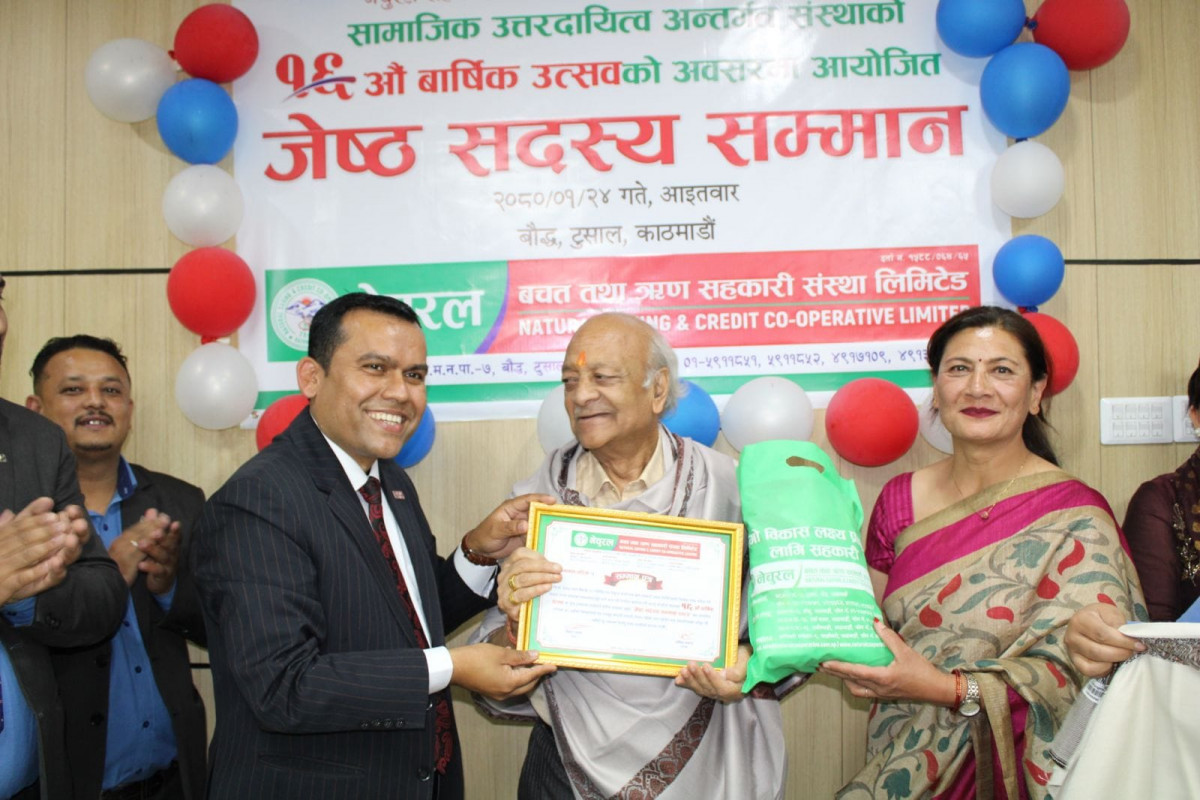 नेचुरल  सहकारीद्धारा स्थापना दिवसको अवसरमा जेष्ठ सदस्यलाई सम्मान 