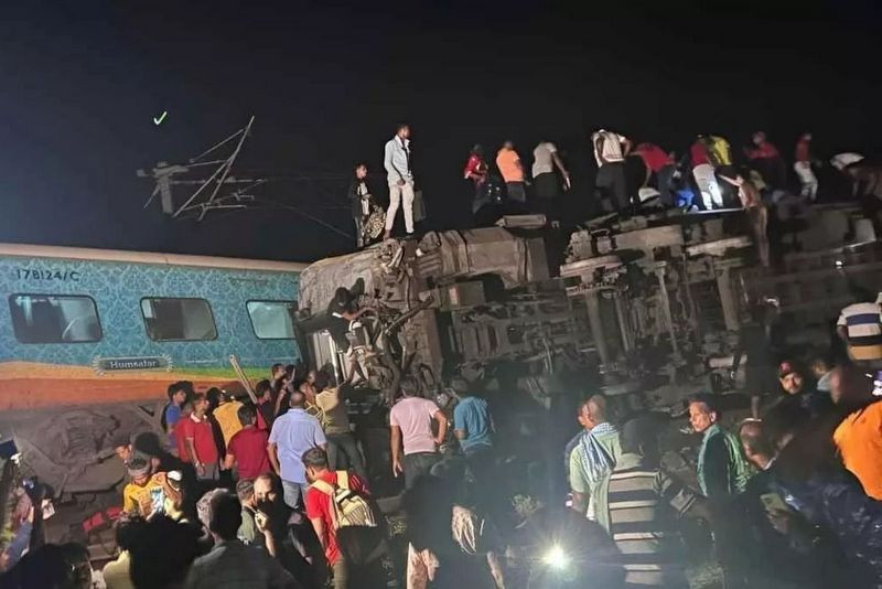 भारतमा रेल दुर्घटना हुँदा कम्तिमा २०० जनाकाे मृत्यु, कयाैं घाइते