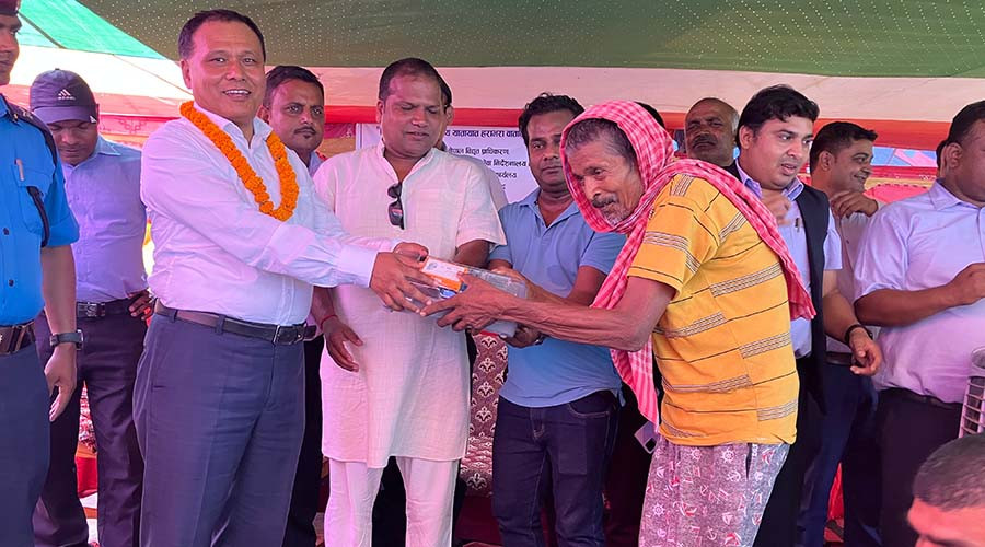 विपन्न घरपरिवारलाई निःशुल्क विद्युत मिटर वितरण गर्दै प्राधिकरण