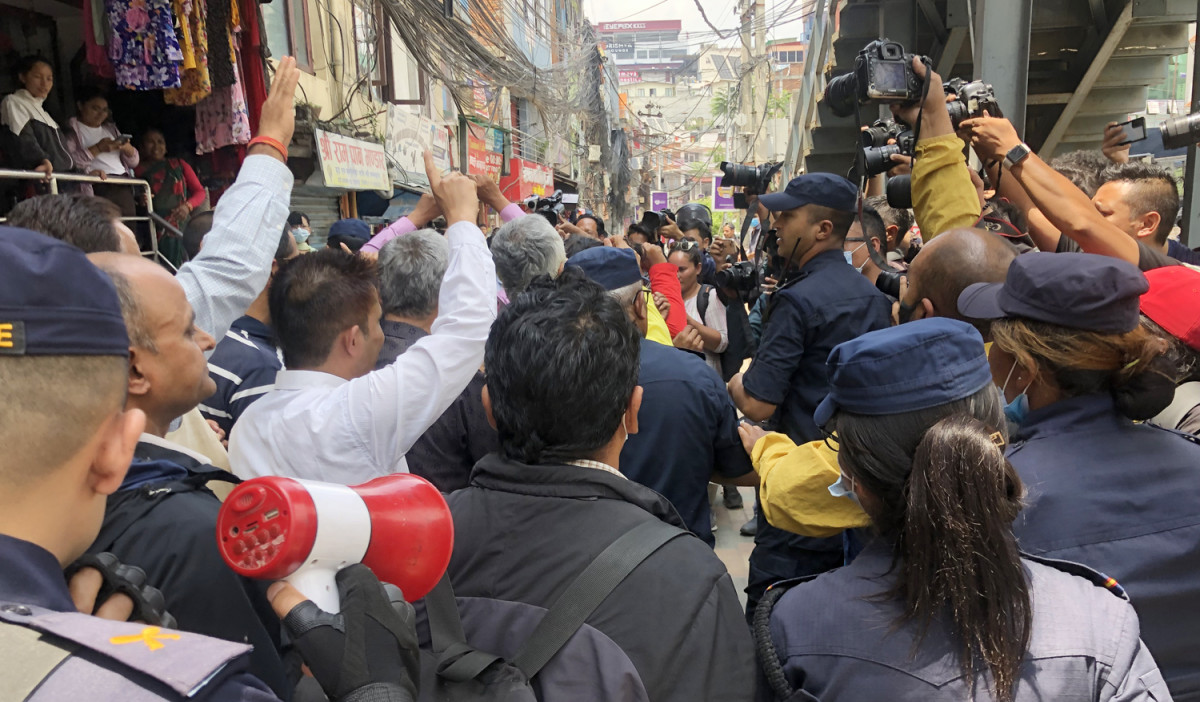 भ्रष्ट नेतालाई कारवाहीको माग गर्ने १६ जना गिरफ्तार
