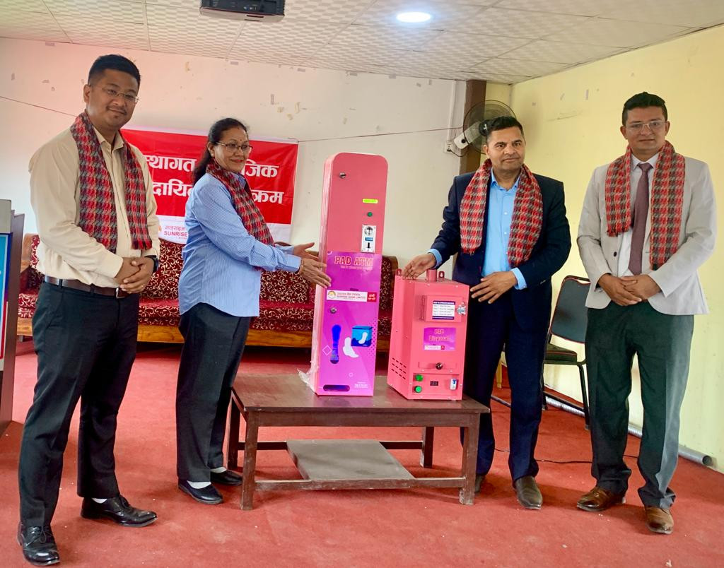 सनराइज बैंकद्वारा विभिन्न विद्यालयहरुमा प्याड एटिएम  हस्तान्तरण