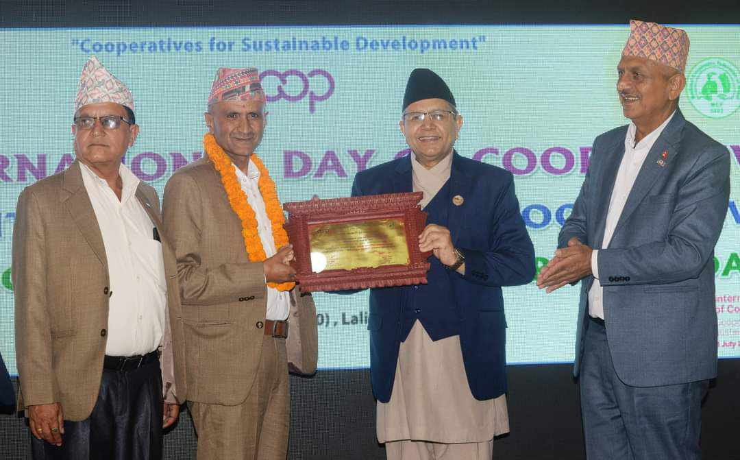 जिल्ला सहकारी संघ काभ्रे उत्कृट सहकारी व्यवसाय  पुरस्कारबाट पुरस्कृत  