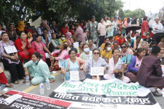 सहकारी पीडितद्वारा विभाग घेराउ, बचत फिर्ता माग्दै ४५ दिनदेखि सडकमा बास
