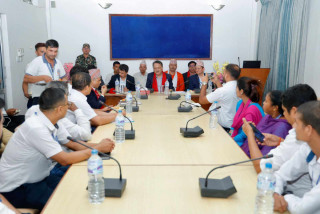 निर्धारित लक्ष्य प्राप्त हुनेगरी काम गर्न आन्तरिक राजस्व कार्यालयहरुलाइ अर्थमन्त्रीको निर्देशन