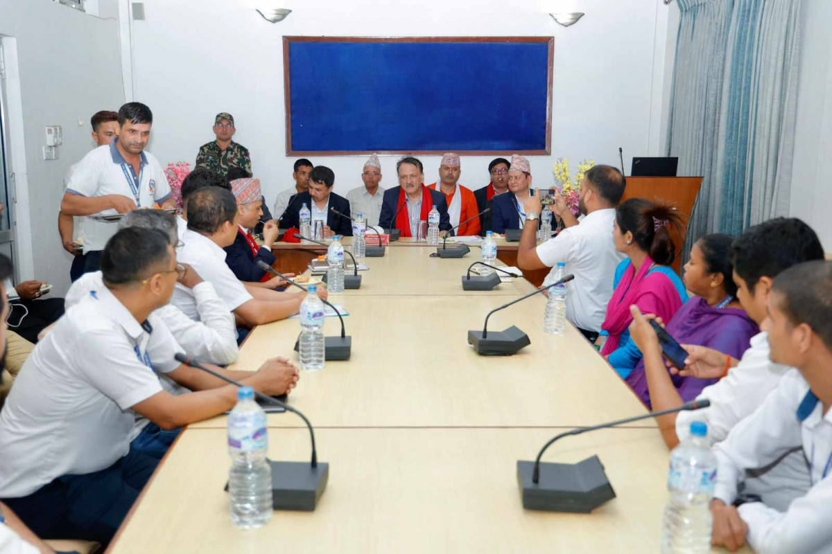 निर्धारित लक्ष्य प्राप्त हुनेगरी काम गर्न आन्तरिक राजस्व कार्यालयहरुलाइ अर्थमन्त्रीको निर्देशन