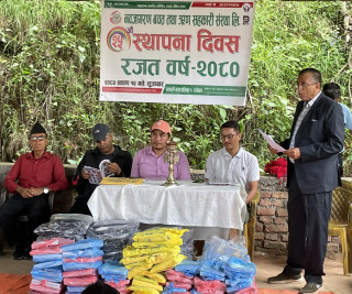 २५औं वर्षमा नवजागरण सहकारी, दुई विद्यालयका छात्रछात्रालाई स्टेशनरी प्रदान