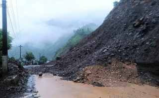 पहिरो खसेकोले मुंगलिन – नारायणगढ बाटो अबरुद्ध