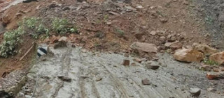 पहिरोका कारण  हेटौडा(काठमाण्डौ ठाउँ -ठाउँमा सडक  अबरूध्द