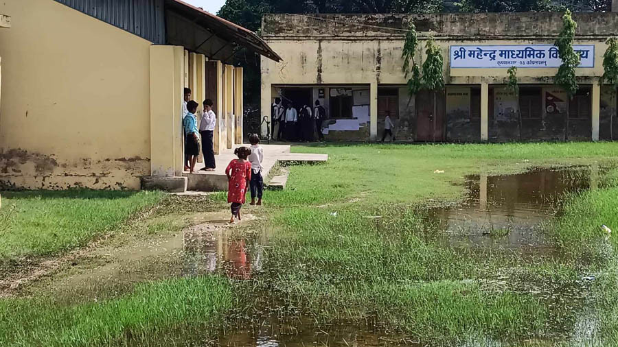 कृष्णनगरको विद्यालयमा छैन खाने पानी, जनप्रतिनिधिको‌ लागि जारकाे व्यवस्था