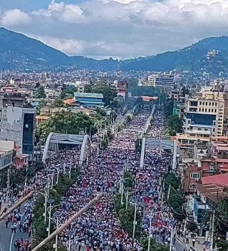 हजाराै शिक्षकहरू सडकमा उत्रिए, सरकारले सही किसिमले समस्या न सल्टाए स्थिति झन बिग्रने