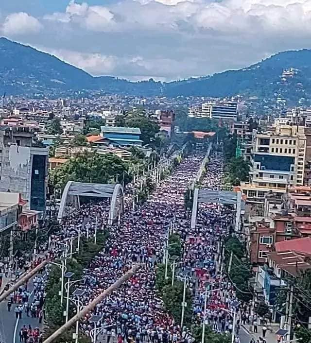 हजाराै शिक्षकहरू सडकमा उत्रिए, सरकारले सही किसिमले समस्या न सल्टाए स्थिति झन बिग्रने