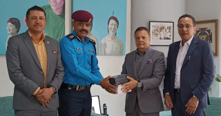  हिमालयन बैंकद्वारा प्रहरीलाई ५ थान गोप्रो क्यामेरा प्रदान