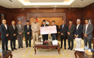 आइएमई ग्रुपद्वारा प्रधानमन्त्री पुष्पकमल दाहाललाई १ करोड ५० लाखको चेक हस्तान्तरण