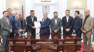 पर्यटन व्यवसायीद्वारा संकलित राहत सामाग्री  प्रधानमन्त्री दाहाललाई हस्तान्तरण