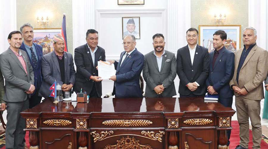 पर्यटन व्यवसायीद्वारा संकलित राहत सामाग्री  प्रधानमन्त्री दाहाललाई हस्तान्तरण