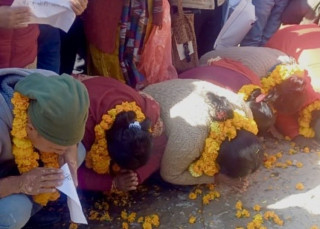 ‘न्याय पाए आमाले, शान्ति पाए आत्माले, भाइ बगाउने भेरीहरू, नबगाउनु फेरि अरु, छैन अब भन्ने वात, अदालतलाई धन्यवाद’