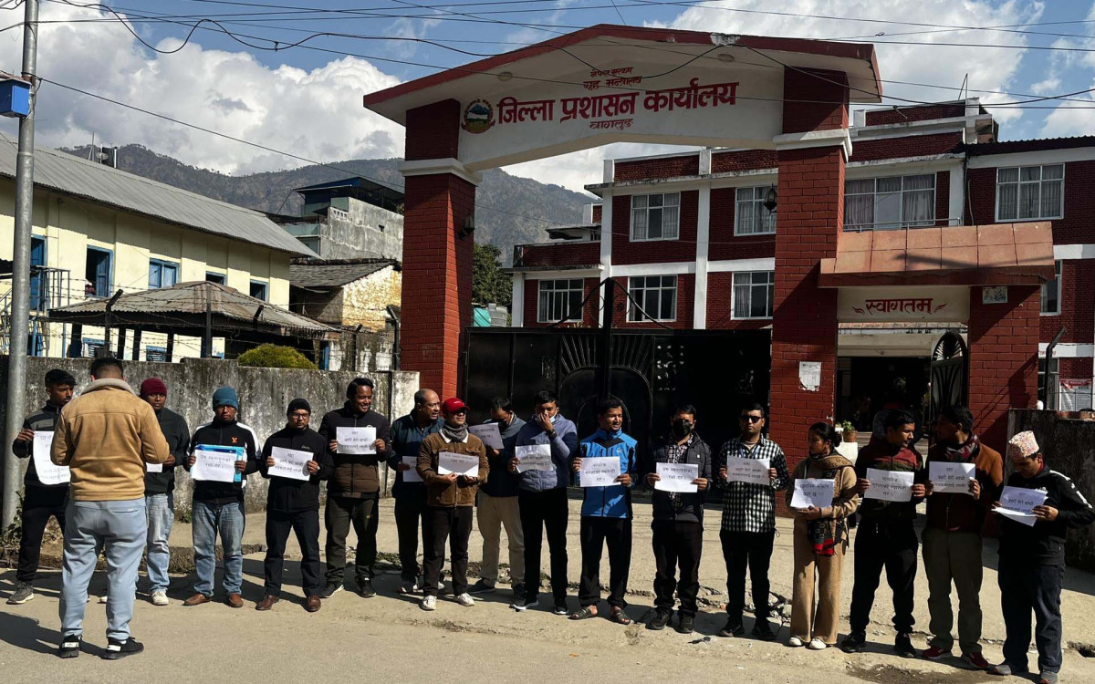 दाेषीमाथि कारबाही नगिरदा फेरि पत्रकारकाे धर्ना 