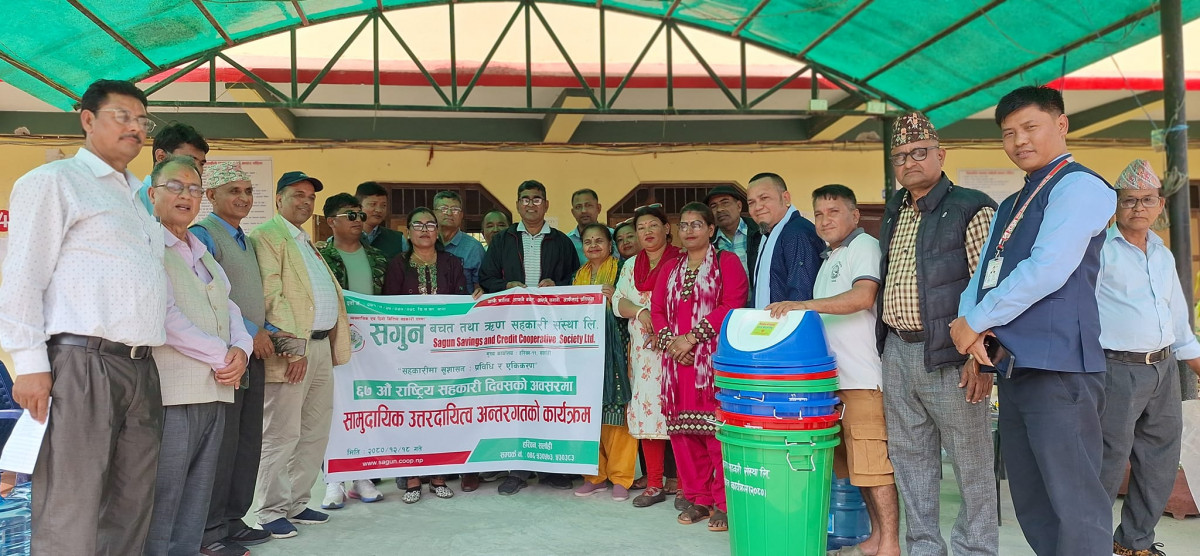 सहकारी दिवसको अवसरमा सगुन सहकारीद्वारा विद्यालयहरुलाई सामाग्री हस्तान्तरण